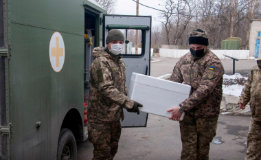 Ukraina “hedh në mbeturina” dozat e papërdorura, pasi mjekët po refuzojnë vaksinimin kundër COVID-19