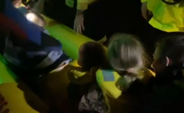 Momenti i shpëtimit të nëntë personave – përfshirë katër fëmijë – që ishin bllokuar për disa orë nga përmbytjet në Australi