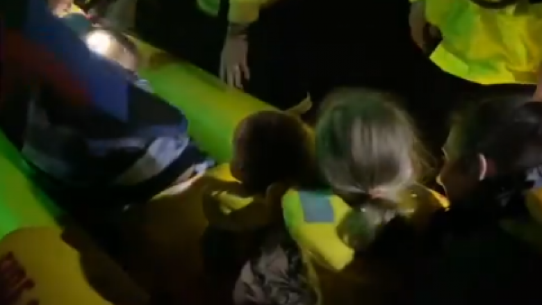 Momenti i shpëtimit të nëntë personave – përfshirë katër fëmijë – që ishin bllokuar për disa orë nga përmbytjet në Australi