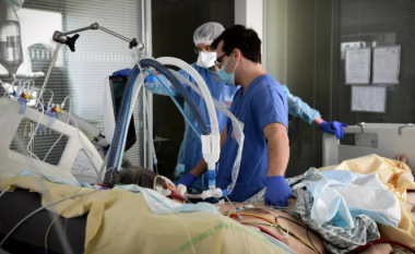 Mjekët e Parisit japin alarmin, paralajmërojnë për mbingarkesë katastrofike të rasteve me COVID-19