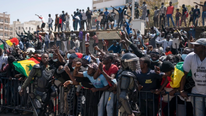 Protesta kthehet në festë – kreu i opozitës senegaleze akuzohet për përdhunim