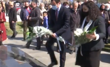 Kurti te Kompleksi Memorial për viktimat e familjes Berisha: Me presidenten në ardhje do të bëjmë çmos që t’iu dalim në ndihmë këtyre familjeve