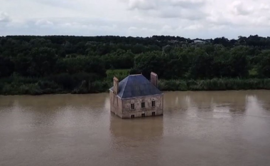 Historia prapa shtëpisë në mes të një lumi në Francë