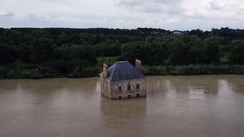 Historia prapa shtëpisë në mes të një lumi në Francë