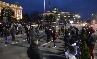 Bllokohet qendra e Beogradit, protesta kundër masave të reja shkaku i COVID-19