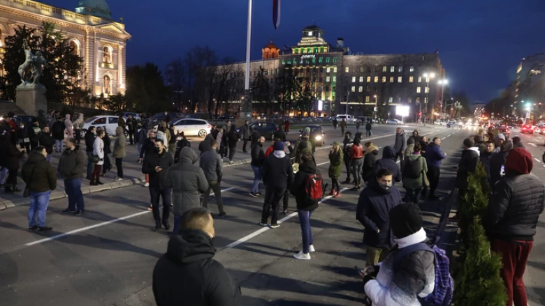 Bllokohet qendra e Beogradit, protesta kundër masave të reja shkaku i COVID-19