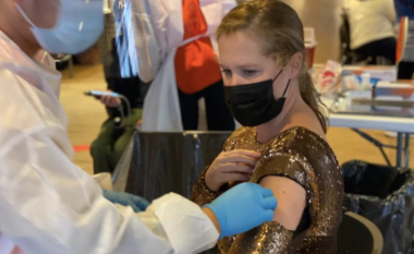Amy Schumer vesh fustanin e saj më elegant për tu vaksinuar