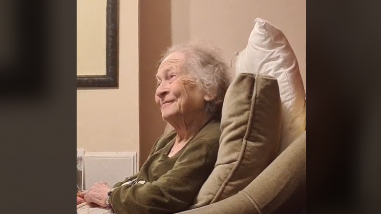 Mbesa i thotë gjyshes se ishte shumë e bukur, reagimi i saj u bë viral