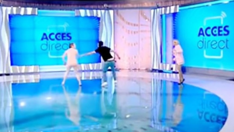 Një grua e zhveshur futet në mes të një transmetimi direkt, sulmon me një tullë prezantuesen televizive në Rumani