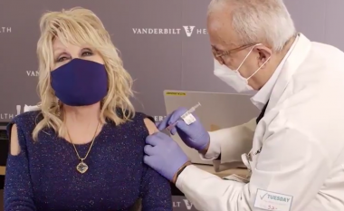 Dolly Parton merr dozën e parë të vaksinës së coronavirusit për të cilën ka ndihmuar të financojë