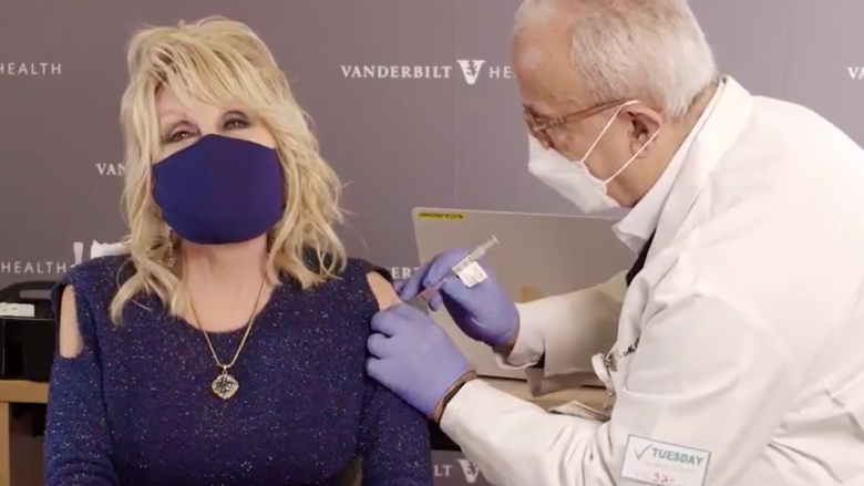 Dolly Parton merr dozën e parë të vaksinës së coronavirusit për të cilën ka ndihmuar të financojë