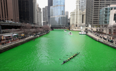Ngjyra e pazakontë e lumit Chicago – kështu duket vetëm një ditë në vit