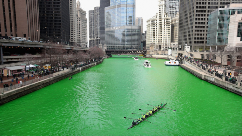 Ngjyra e pazakontë e lumit Chicago – kështu duket vetëm një ditë në vit