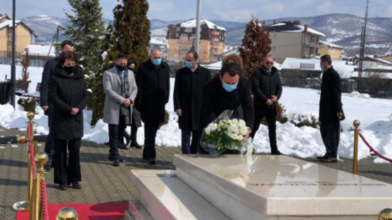 ​Kurti në homazhet te Rugova: Në këtë mënyrë përkujtojmë dhe respektojmë kontributin e të gjithëve