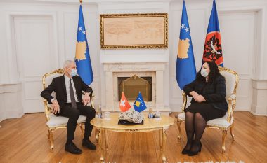 Osmani takoi ambasadorin Kolly: Zvicra e gatshme për ta ndihmuar Kosovën në sigurimin e vaksinave