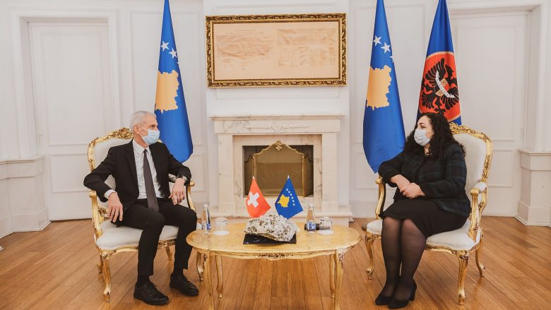 Osmani takoi ambasadorin Kolly: Zvicra e gatshme për ta ndihmuar Kosovën në sigurimin e vaksinave