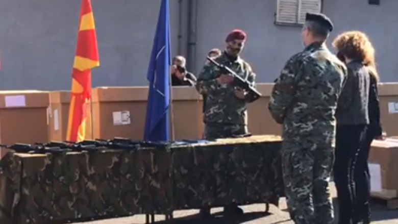 SHBA-ja dhuron kontingjent të ri të pushkëve M-4 për Ushtrinë e Maqedonisë