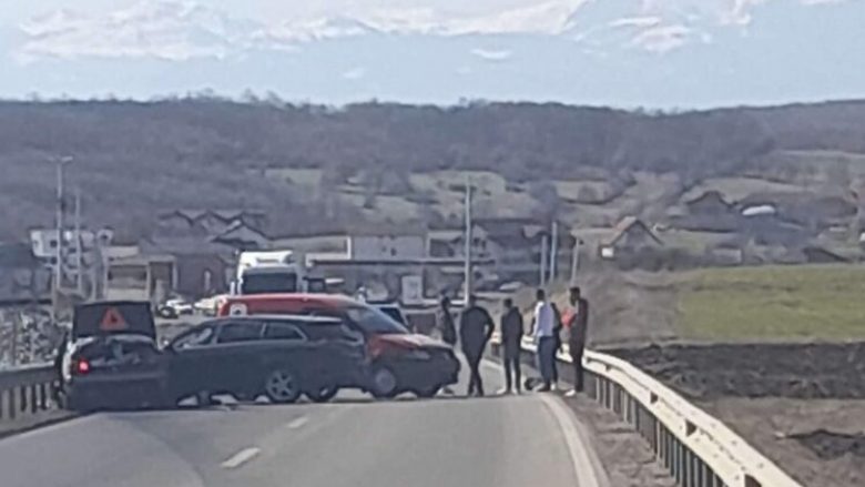 Aksident trafiku mes pesë veturave në magjistralen Prishtinë – Pejë, humb jetën një person