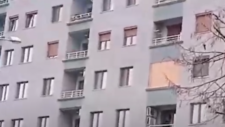 Vajza përpiqet të hidhet nga kati i pestë në Shkup, shpëtohet nga policia