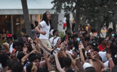 Mbrëmjet e “shfrenuara” të studentëve në kohë pandemie, po shkaktojnë probleme në Miami