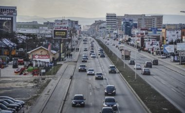 Zjarri në kompleksin banesor në Fushë Kosovë, ndihmë mjekësore kërkuan dy policë dhe disa qytetarë