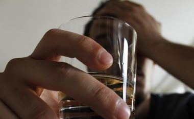 Çfarë i bën saktësisht trurit tuaj konsumi i alkoolit, me kalimin e moshës, shpjegon neurologia!