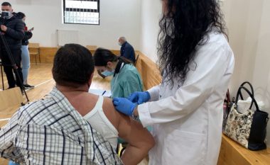 Në Vlorë 14 mësues refuzojnë vaksinimin me “AstraZeneca”