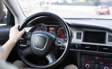 Drejtimi i veturës: Burrat apo gratë janë më të rrezikshëm gjatë ngasjes?
