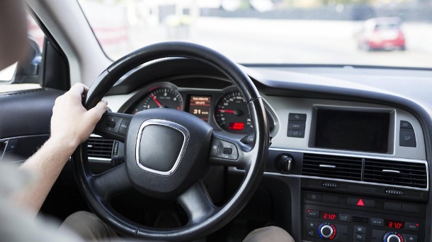Drejtimi i veturës: Burrat apo gratë janë më të rrezikshëm gjatë ngasjes?