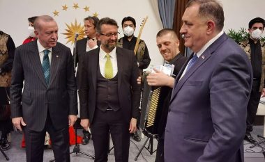 Në një darkë gala në Ankara, Erdogan dhe Dodik i qesin “bakshishe muzikës”