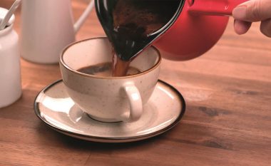 A e përdorni ujin e nxehtë kur e përgatisni çajin ose kafenë? Ekspertët thonë: Është një gabim i madh – mësoni pse!