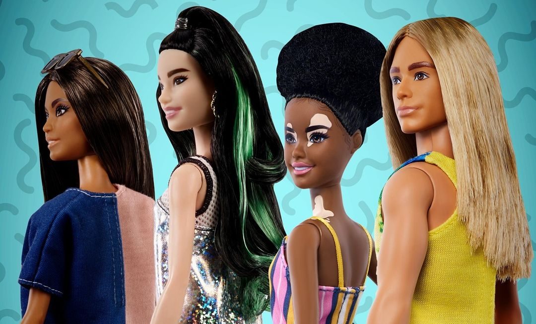 Kompania Mattel fillon garën e modës për veshjet e Barbie