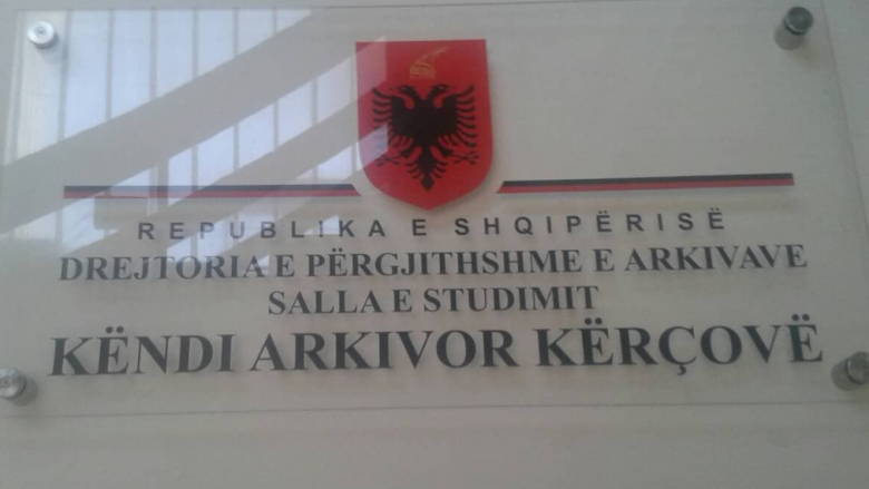 Policia nis hetime, pas hapjes së këndit arkivor me flamurin shqiptar në Bibliotekën e Kërçovës