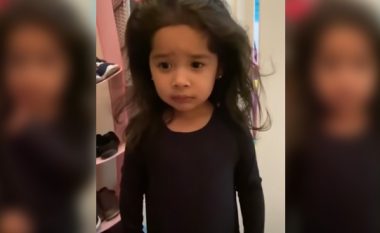 Vogëlushja kërkoi leje për të thënë një fjalë të shëmtuar, video u bë virale