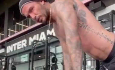 David Beckham në moshën 45-vjeçare tregon një ushtrim për të cilin do t’ju duhen muskuj të çeliktë barku