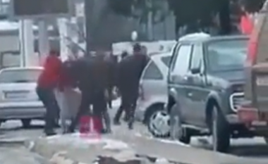 Dalin pamjet nga përleshja në Deçan, ku shtatë persona u rrahën e u therën me thika