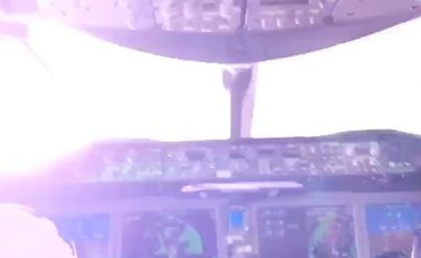 Publikohen pamjet: Rrufeja godet aeroplanin e pasagjerëve pikërisht përpara pilotëve, gjatë një stuhie në Panama