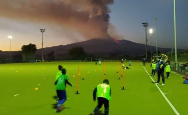 Fëmijëve në Itali as “që u bën përshtypje” shpërthimi i vullkanit, vazhdojnë lojën sikur të mos ndodhte asgjë