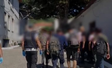 Po transportonin 27 emigrantë të paligjshëm, prangosen 3 të rinj në Korçë