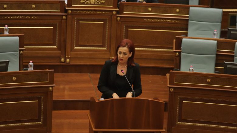 Emilija Rexhepi i kundërpërgjigjet Listës Serbe: Nuk keni bazë për ta dërguar Kurtin në Kushtetuese