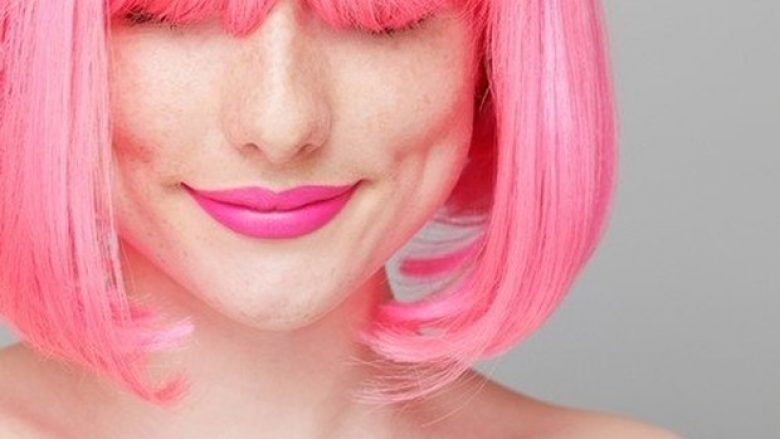 Pesë truke si t’i eliminojmë njollat e ngjyrës së flokëve nga lëkura