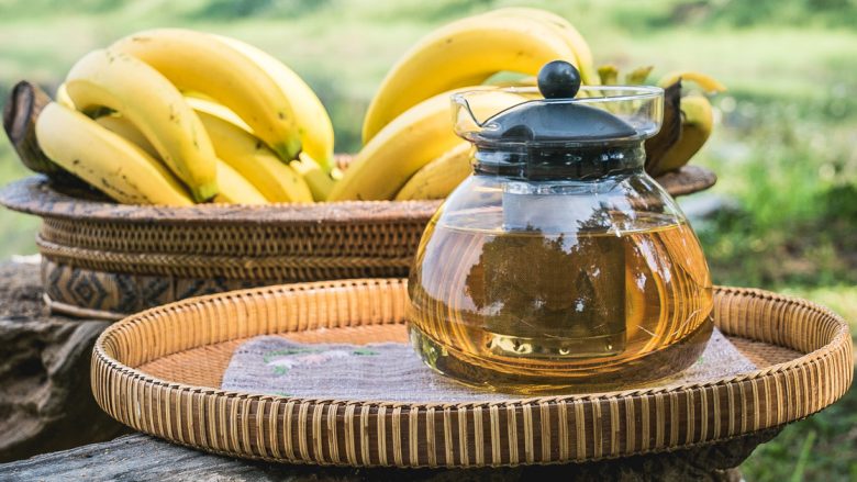 Çaji nga lëvorja e bananes mund të ndihmojë në rritjen e shëndetit të zemrës, qetësimin e fryrjes dhe lehtësimin e stresit