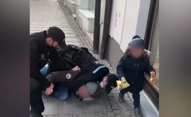 Nuk kishte vendosur maskën, policia çeke arreston dhunshëm burrin para syve të djalit të tij