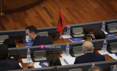 Lëvizja Vetëvendosje vendos flamurin kombëtar gjatë seancës së Kuvendit