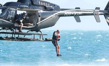 ‘Çmenduria’ e radhës nga Paul Gascoigne, u hodh nga helikopteri në det në hapjen e një programi italian