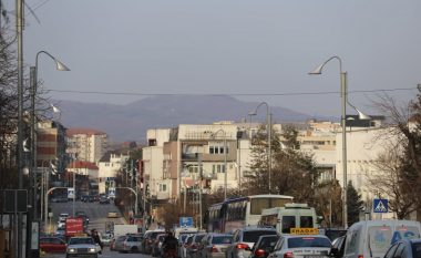 Taksitë ilegalë shfrytëzojnë mungesën e autobusëve, ua marrin nga 5 euro udhëtarëve në relacionin Prishtinë – Gjilan