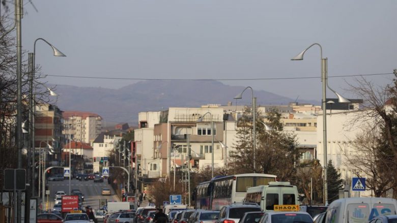 Taksitë ilegalë shfrytëzojnë mungesën e autobusëve, ua marrin nga 5 euro udhëtarëve në relacionin Prishtinë – Gjilan
