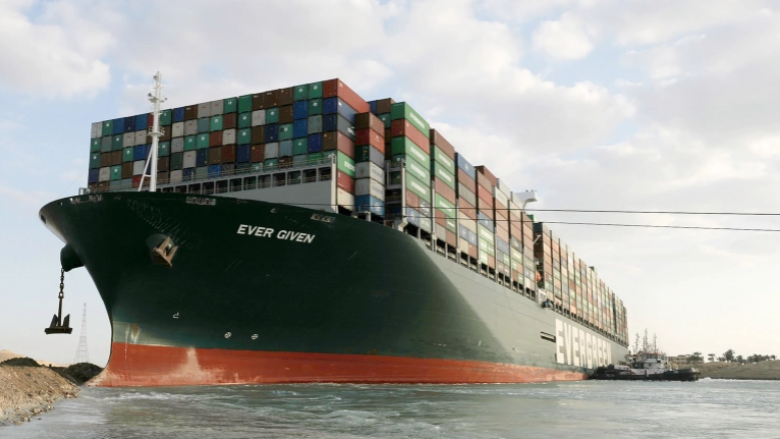 Anija e bllokuar në Kanalin e Suezit krijoi “humbës” – por ka që presin të jenë “fituesit e trazirave në tregtinë globale”
