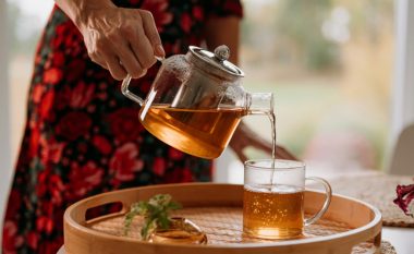 Pirja e çajit të gjelbër mund të ndihmojë në parandalimin e humbjes së muskujve ndërsa plakeni