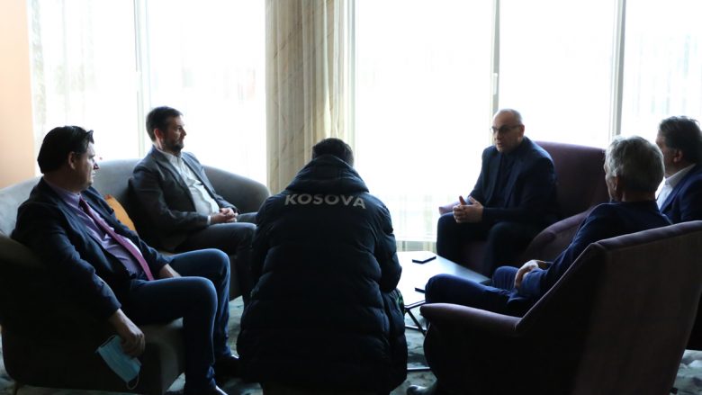 Ministri i Sportit, Hajrulla Çeku viziton Përfaqësuesen e Kosovës dhe takohet me presidentin Ademi